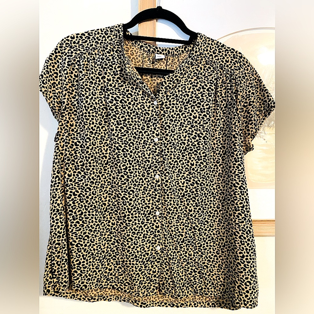 EUC-Old Navy-Gold and black-Button down-Cheetah print-blouse-Size M.